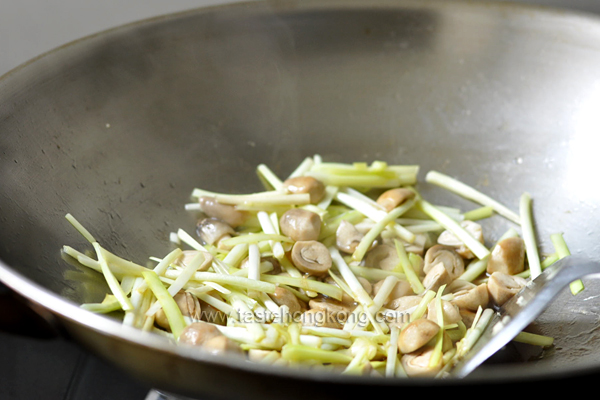 Stir-Frying Straw Mushrooms and Chives for Dry-Braising E-Fu Noodles