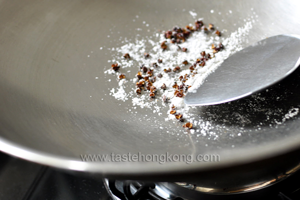 Sautéing Peppercorn-Salt in White Wok