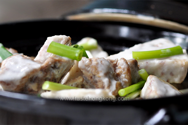 Braising Pork Spare Ribs with Taro and Coconut Sauce in Clay Pot
