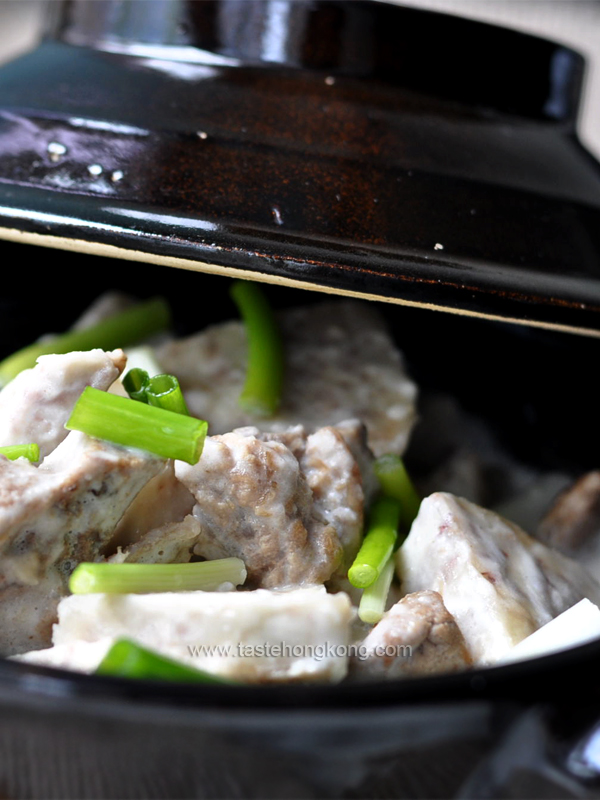 Braising Pork Spare Ribs with Taro and Coconut Sauce in Clay Pot