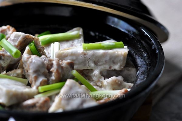 Braised Pork Spare Ribs with Taro and Coconut Sauce, Chinese Clay Pot Style