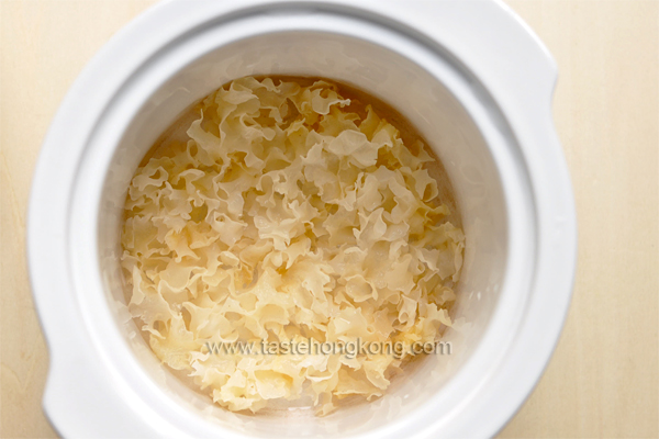 White Fungus aka Snow Ear Fungus Sweet Soup with Papaya in Slow Cooker