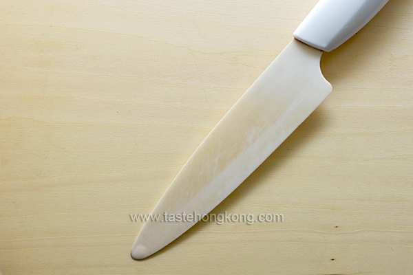 How to remove stains from ceramic knife without detergents