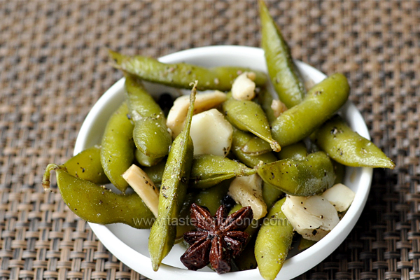 Easy and Healthy Snack: Edamame with Pepper and Star Anise