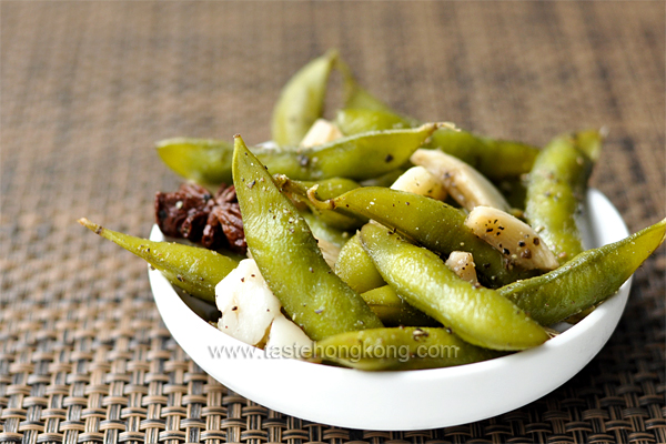 Easy and Healthy Snack: Edamame with Pepper and Star Anise