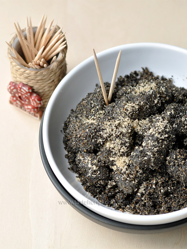 Chinese Mochi with Black Sesame Seeds