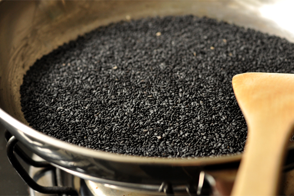 How to Toast Black Sesame Seeds with a Pan