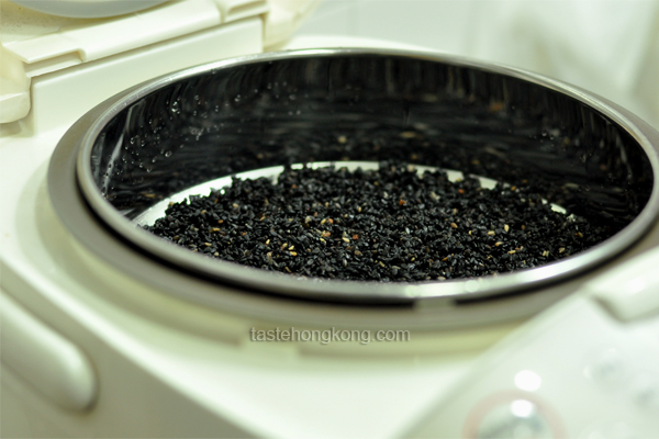 Steaming black sesame seeds