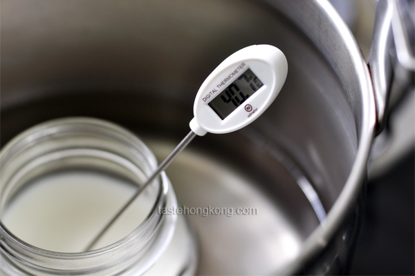 Check the Temperature of Milk by using a Cooking Thermometer