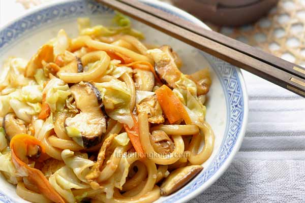 Japanese Stir-Fry Udon Noodles with Vegetables