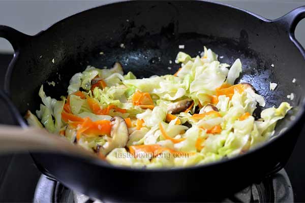 Japanese Stir-Fry Udon Noodles with Vegetables