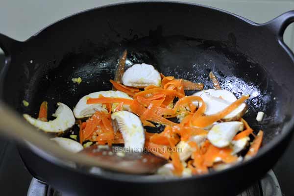 Japanese Stir-Fry Udon Noodles with Vegetables